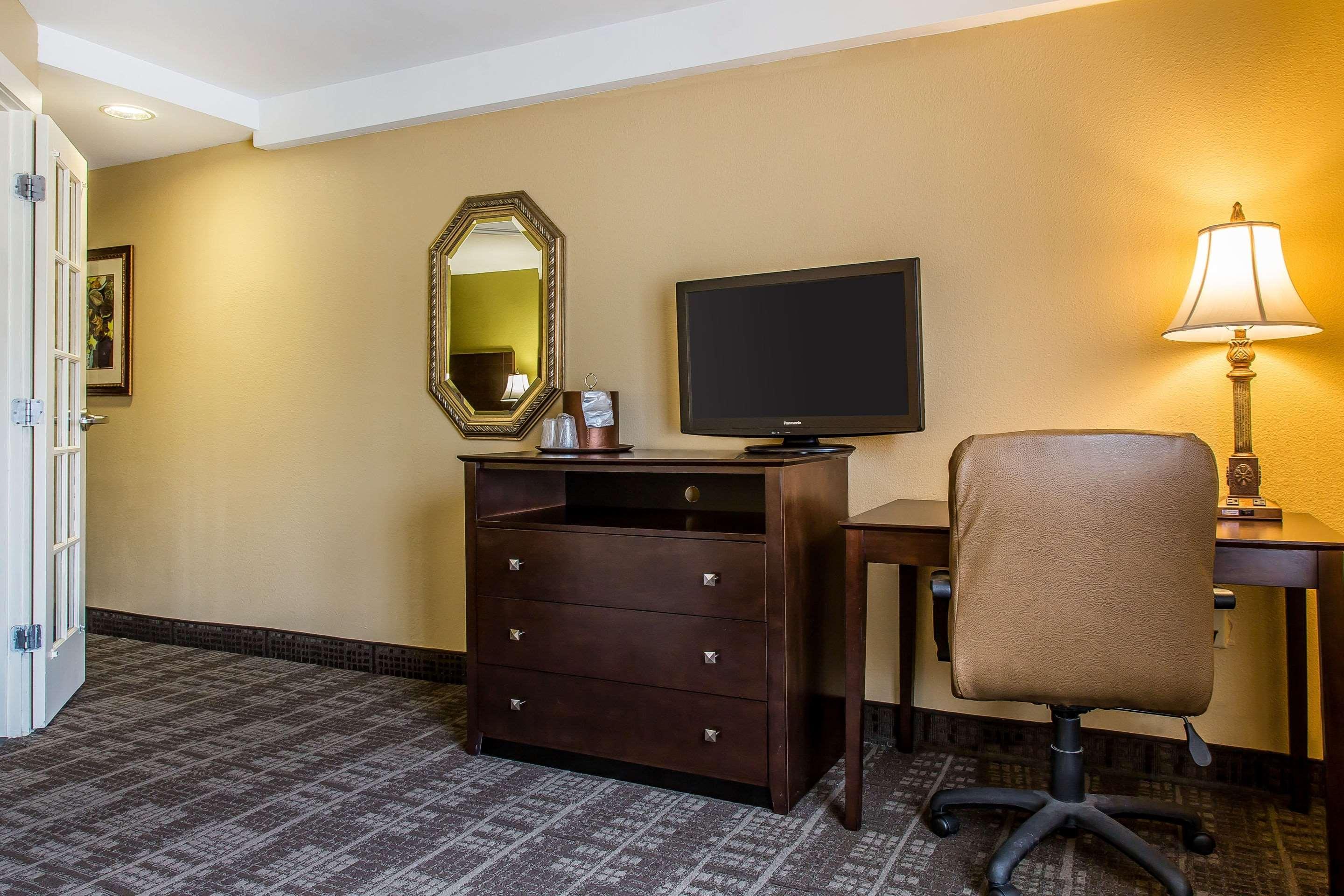 Clarion Hotel & Suites Hamden-New Haven Exterior foto